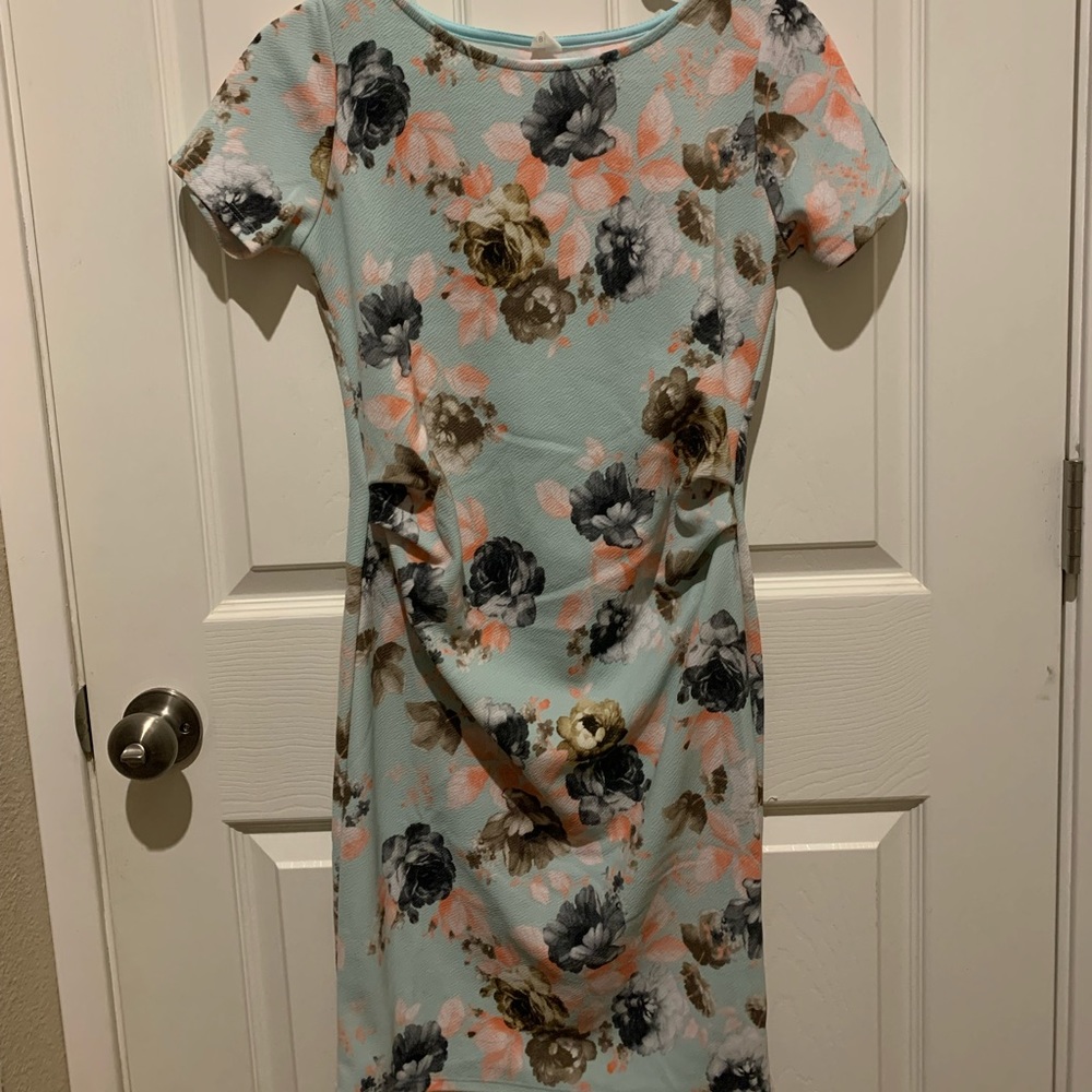 Fitted floral maternity dress